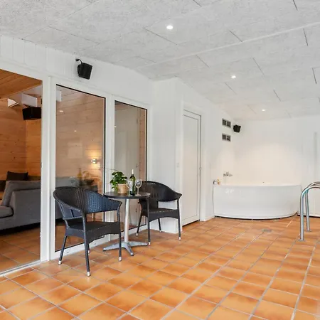 Stunning In With 3 Bedrooms, Swimming Pool And Wifi Vakantiehuis *